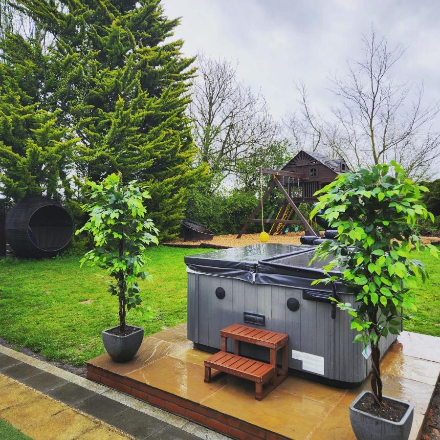 Deluxe 2 Bed Versace Bungalow Hot Tub, Sky Tv, Cinema Screen Saffron Walden Exterior foto