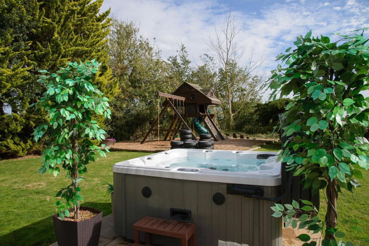 Deluxe 2 Bed Versace Bungalow Hot Tub, Sky Tv, Cinema Screen Saffron Walden Exterior foto