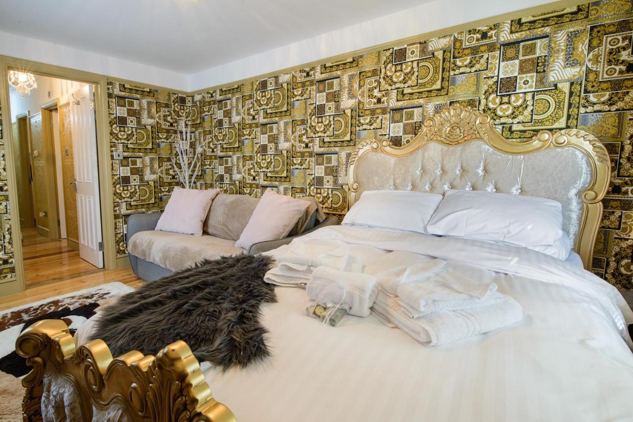 Deluxe 2 Bed Versace Bungalow Hot Tub, Sky Tv, Cinema Screen Saffron Walden Exterior foto