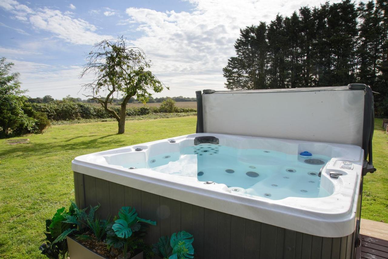 Deluxe 2 Bed Versace Bungalow Hot Tub, Sky Tv, Cinema Screen Saffron Walden Exterior foto