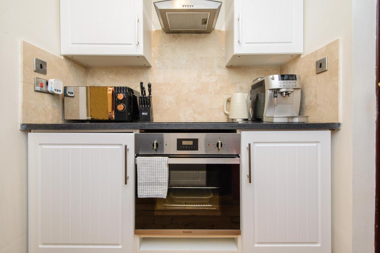Deluxe 2 Bed Versace Bungalow Hot Tub, Sky Tv, Cinema Screen Saffron Walden Exterior foto