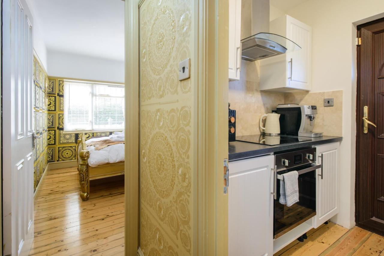 Deluxe 2 Bed Versace Bungalow Hot Tub, Sky Tv, Cinema Screen Saffron Walden Exterior foto