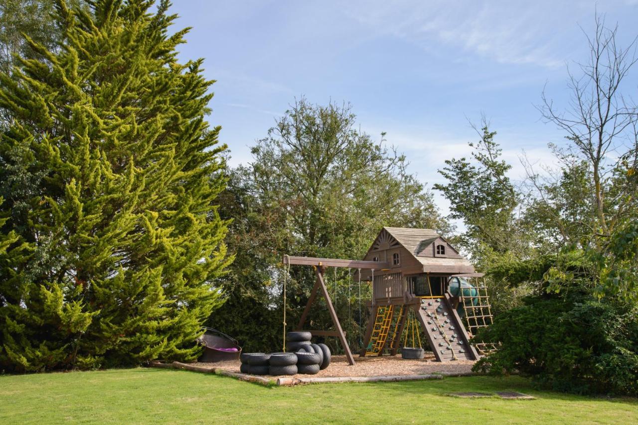 Deluxe 2 Bed Versace Bungalow Hot Tub, Sky Tv, Cinema Screen Saffron Walden Exterior foto