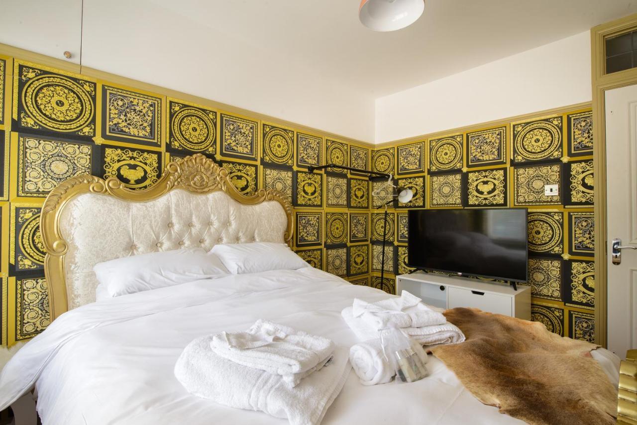 Deluxe 2 Bed Versace Bungalow Hot Tub, Sky Tv, Cinema Screen Saffron Walden Exterior foto