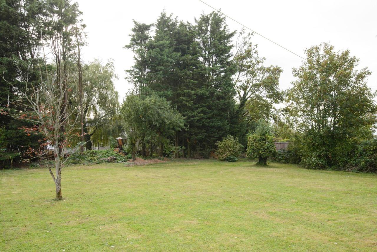 Deluxe 2 Bed Versace Bungalow Hot Tub, Sky Tv, Cinema Screen Saffron Walden Exterior foto