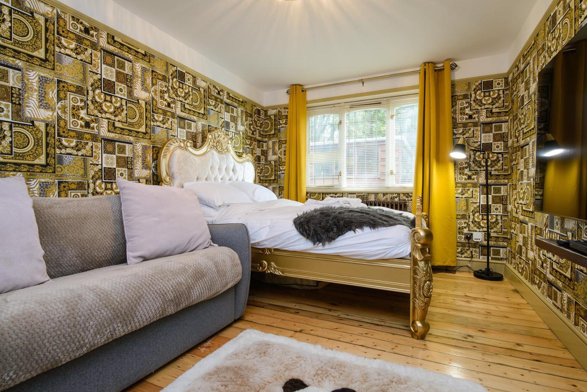 Deluxe 2 Bed Versace Bungalow Hot Tub, Sky Tv, Cinema Screen Saffron Walden Exterior foto